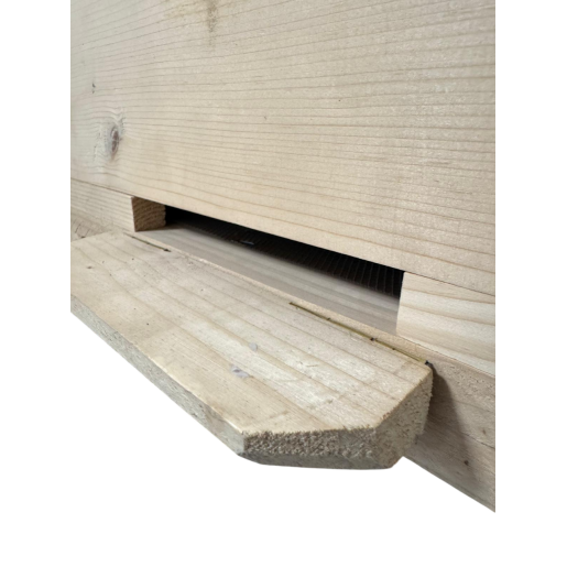 Stup din lemn de brad pentru 10 rame Dadant 1/1 si 3/4 – cu fund din lemn cu plasă antivarooa cu plasă zincată, cuib 1/1, două corpuri 3/4, podișor și capac cu tablă zincată