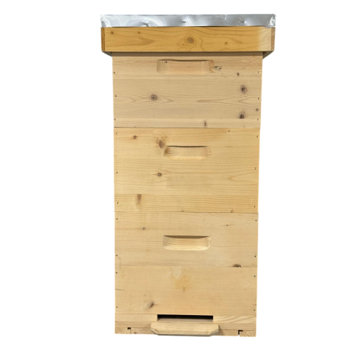 Stup din lemn de brad pentru 10 rame Dadant 1/1 si 3/4 – cu fund din lemn cu plasă antivarooa cu plasă zincată, cuib 1/1, două corpuri 3/4, podișor și capac cu tablă zincată