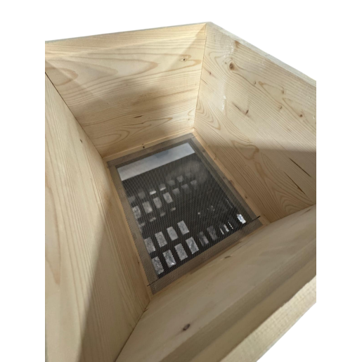 Stup din lemn de brad pentru 10 rame Dadant 1/1 si 3/4 – cu fund din lemn cu plasă antivarooa cu plasă zincată, cuib 1/1, două corpuri 3/4, podișor și capac cu tablă zincată