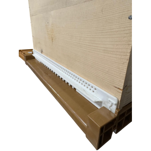 Stup din lemn de brad pentru 10 rame Dadant 1/1 – cu fund antivarooa din plastic Nicot, cuib 1/1, podișor și capac cu tablă zincată