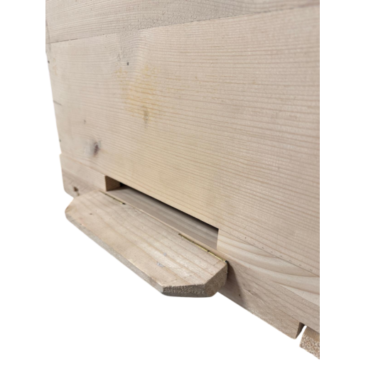 Stup din lemn de brad pentru 10 rame Dadant 1/1 – cu fund din lemn cu plasă antivarooa cu plasă zincată, cuib 1/1, două corpuri 1/2, podișor și capac cu tablă zincată