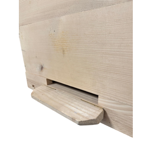 Stup din lemn de brad pentru rame Dadant 1/1 – cu fund antivarooa din lemn, corp 1/1, podișor și capac cu tablă zincată