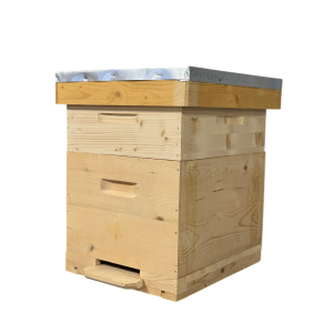 Stup din lemn de brad pentru rame Dadant 1/1 și 1/2 – cu fund antivarooa din lemn, corp 1/1, un corp 1/2 (160 mm), podișor și capac cu tablă zincată