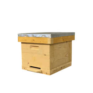Stup din lemn de brad pentru rame Dadant 1/1 – cu fund antivarooa din lemn, corp 1/1, podișor și capac cu tablă zincată