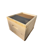 Stup din lemn de brad pentru 10 rame Dadant 1/1 – cu fund antivarooa din plastic Nicot, cuib 1/1, podișor și capac cu tablă zincată