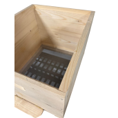 Stup din lemn de brad pentru rame Dadant 1/1 și 1/2 – cu fund antivarooa din lemn, corp 1/1, un corp 1/2 (160 mm), podișor și capac cu tablă zincată