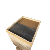 Stup din lemn de brad pentru rame Dadant 1/1 și 1/2 – cu fund antivarooa din lemn, corp 1/1, un corp 1/2 (160 mm), podișor și capac cu tablă zincată