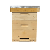 Stup din lemn de brad pentru rame Dadant 1/1 și 1/2 – cu fund antivarooa din lemn, corp 1/1, un corp 1/2 (160 mm), podișor și capac cu tablă zincată