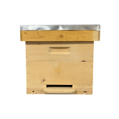 Stup din lemn de brad pentru rame Dadant 1/1 – cu fund antivarooa din lemn, corp 1/1, podișor și capac cu tablă zincată