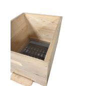 Stup din lemn de brad pentru rame Dadant 1/1 – cu fund antivarooa din lemn, corp 1/1, podișor și capac cu tablă zincată