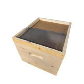 Stup din lemn de brad pentru 10 rame Dadant 1/1 – cu fund antivarooa din plastic si colector de polen, cuib 1/1, podișor și capac cu tablă zincată