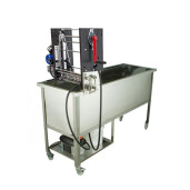 Mașină semiautomată pentru descăpăcit rame Dadant – alimentare manuală, cuțite vibrante încălzite cu abur, 230V, masă de descăpăcire 1500 mm – Lyson