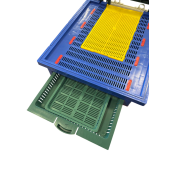 Soclu (fund stup) din plastic 490 x 420 mm pentru 10 rame, cu colector de polen integrat, antivarroa și urdiniș cu grilă antișoareci