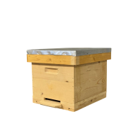 Stup din lemn de brad pentru rame Dadant 1/1 – cu fund antivarooa din lemn, corp 1/1, podișor și capac cu tablă zincată